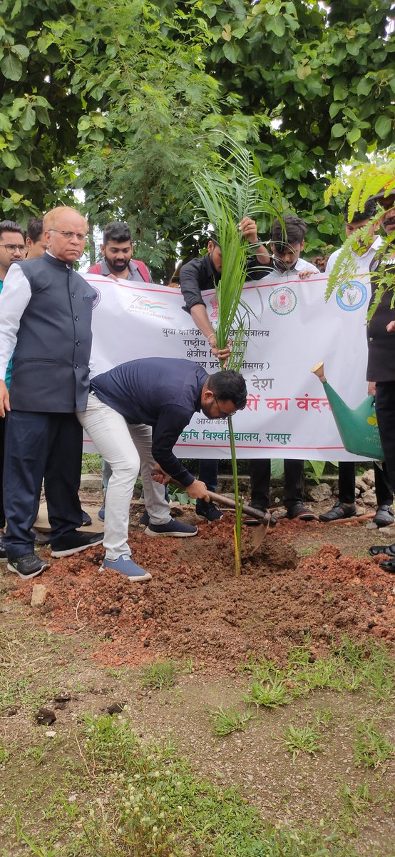 VermaHemprakash's tweet photo. @igkv_kisan में राष्ट्रीय सेवा योजना इकाई द्वारा दिनांक 27 जुलाई 2023 को #मेरा_माटी_मेरा_देश कार्यक्रम के तहत कारगिल युद्ध के शहीद जवानों को श्रद्धांजलि देकर वीरों का वंदन एवं वृहद वृक्षारोपण किया गया। https://t.co/2xRwibx4J8