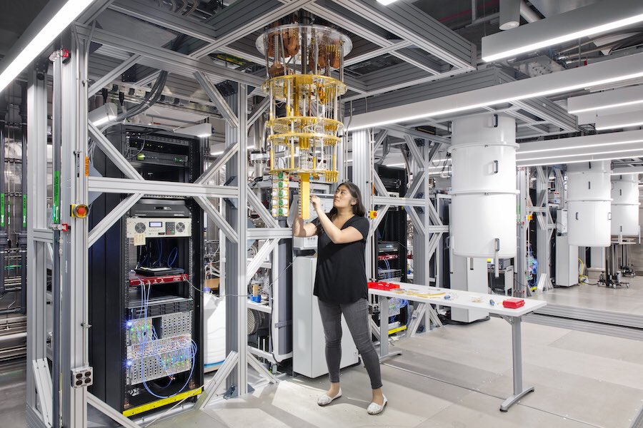 desy's tweet image. ICYMI: DESY (inkl. @desy_cqta), @cern, @IBM, und mehrere andere Institute haben ein White Paper über die Einsatzmöglichkeiten von #QuantenComputing in der #Teilchenphysik veröffentlicht: desy.de/aktuelles/news… 📸 IBM