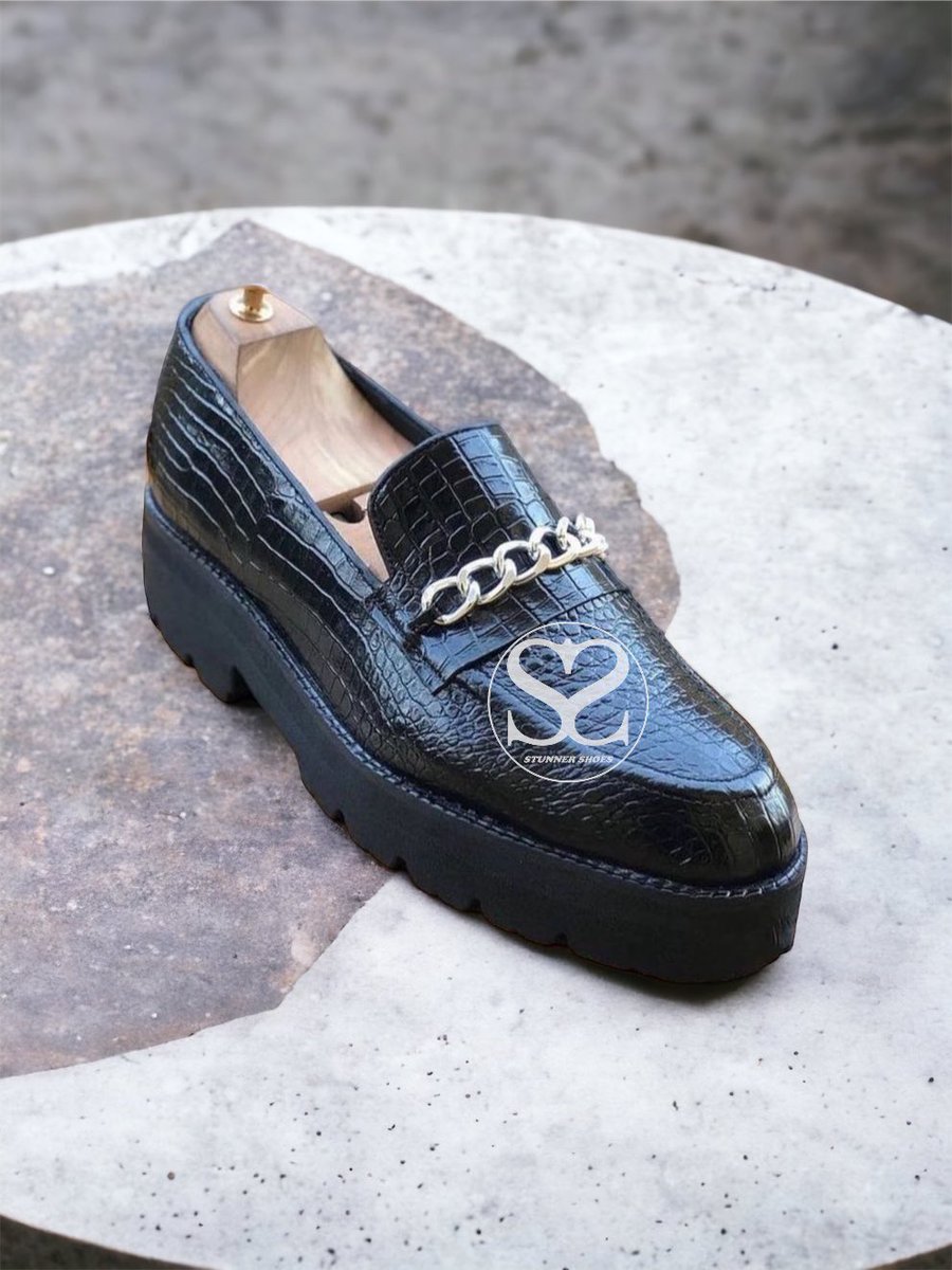 Localshoes_plug's tweet photo. Hello there, this shoe is made with crocodile skin leather and thick mercury sole, light weight and very durable.

It is proudly made in Ghana 🇬🇭 
300 cedis 

Kindly retweet https://t.co/5AD7jhPocJ