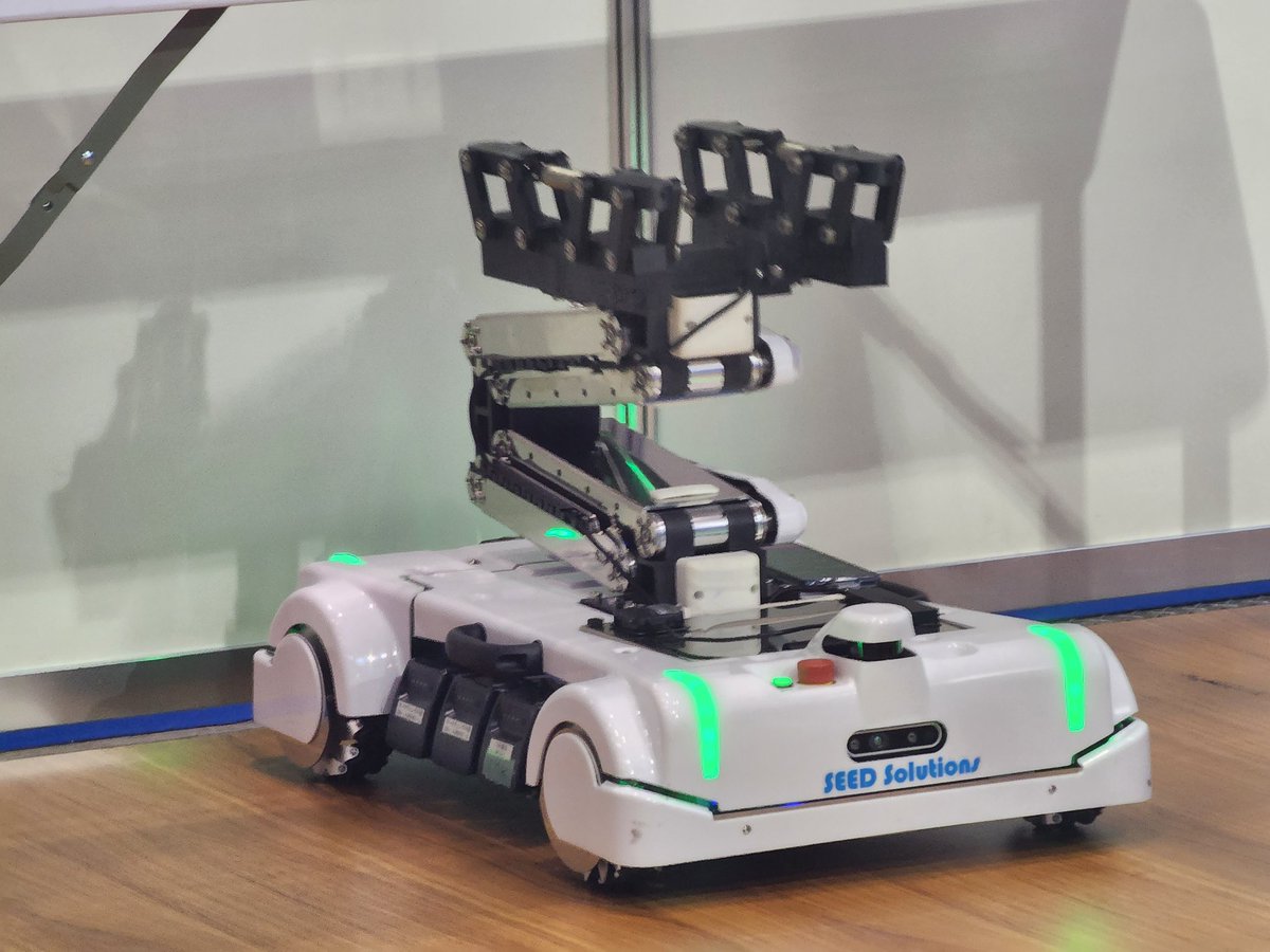 ryuhga's tweet image. 終わり際にTHK株式会社さんの出展に出会えました。サービスロボットかわいい…！
　#テクノフロンティア　#TECHNOFRONTIER