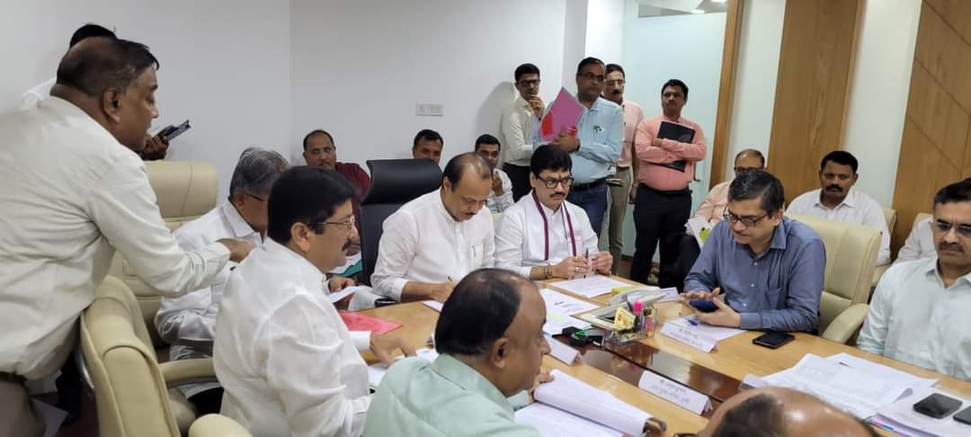 dhananjay_munde's tweet photo. राज्यातील कृषी आणि कृषी संलग्न महाविद्यालयांच्या केंद्रीभूत प्रवेशप्रक्रियेच्या नियमांमध्ये बदल करुन ही प्रक्रिया अभियांत्रिकीसारख्या व्यावसायिक अभ्यासक्रमांप्रमाणे राबवण्याचा निर्णय उपमुख्यमंत्री अजित पवार यांच्या अध्यक्षतेखाली आज मंत्रालयात झालेल्या बैठकीत घेण्यात आला आहे. 

या निर्णयामुळे कृषी अभ्यासक्रमांना प्रवेश घेणाऱ्या विद्यार्थ्यांना प्रत्येक टप्प्यानंतर महाविद्यालयात रिक्त राहिलेल्या जागांची माहिती मिळणार असून त्याप्रमाणे पर्याय निवडता येणार आहेत. कृषी अभ्यासक्रमांना प्रवेश घेणाऱ्या विद्यार्थ्यांची मोठी गैरसोय दूर होईल तसेच महाविद्यालयांनाही अंतिम तारखेपर्यंत प्रवेश देणे शक्य होईल.

या बैठकीस उपमुख्यमंत्री अजितदादा पवार यांच्यासह उच्च व तंत्रशिक्षणमंत्री चंद्रकांत पाटील, आमदार शेखर निकम, वित्त, सामान्य प्रशासन, नियोजन, उच्च व तंत्रशिक्षण तसेच कृषी विभागाचे वरिष्ठ अधिकारी व कृषी विद्यापीठांचे कुलगुरू (व्हीसीद्वारे) उपस्थित होते.

कृषी प्रवेश प्रक्रिया महाराष्ट्र राज्य कृषी शिक्षण व संशोधन परिषदेमार्फत केंद्रीभूत पद्धतीने राबवण्याबाबतही बैठकीत सकारात्मक निर्णय घेण्यात आला. कृषी शिक्षण क्षेत्रात उत्कृष्ट कामगिरी असलेल्या महाविद्यालये किंवा संस्थांना खासगी कृषी विद्यापीठ स्थापण्यास परवानगी देण्यासंदर्भातही बैठकीत विचारविमर्श करण्यात आला. राज्यातील विविध कृषी विद्यापीठे, कृषी महाविद्यालये, रोपवाटीका आदींच्या प्रश्नांबाबतही बैठकीत चर्चा करण्यात आली.
@AjitPawarSpeaks @ChDadaPatil