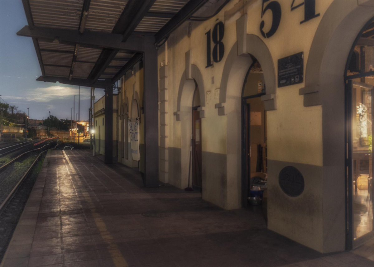 S'acaba el dia a l'estació històrica. Es fa fosc. El continu pas dels trens trenquen el silenci de la negra nit. Han sigut gairebé 62.000 despertars.  Fotografía de <a href="/llremola/">Lluís Remolà</a>
#patrimoni #cultura #santfeliu #SantFeliuLlobregat