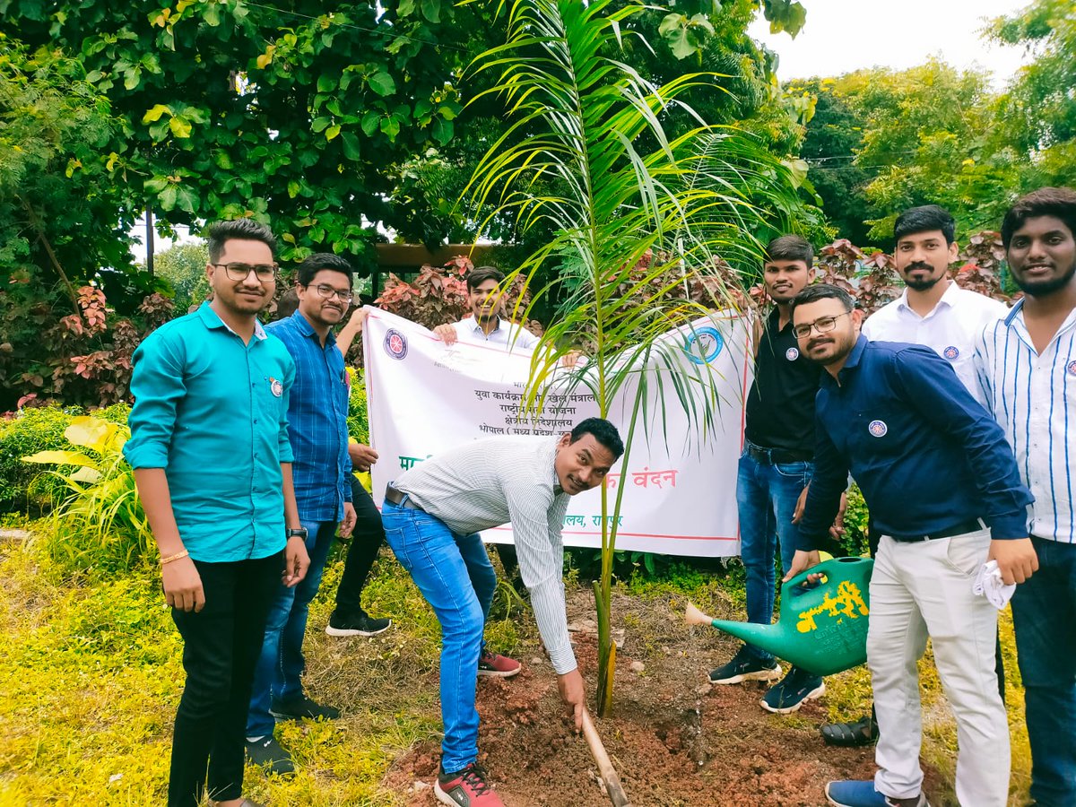 VermaHemprakash's tweet photo. @igkv_kisan में राष्ट्रीय सेवा योजना इकाई द्वारा दिनांक 27 जुलाई 2023 को #मेरा_माटी_मेरा_देश कार्यक्रम के तहत कारगिल युद्ध के शहीद जवानों को श्रद्धांजलि देकर वीरों का वंदन एवं वृहद वृक्षारोपण किया गया। https://t.co/2xRwibx4J8