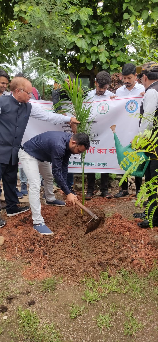 VermaHemprakash's tweet photo. @igkv_kisan में राष्ट्रीय सेवा योजना इकाई द्वारा दिनांक 27 जुलाई 2023 को #मेरा_माटी_मेरा_देश कार्यक्रम के तहत कारगिल युद्ध के शहीद जवानों को श्रद्धांजलि देकर वीरों का वंदन एवं वृहद वृक्षारोपण किया गया। https://t.co/2xRwibx4J8