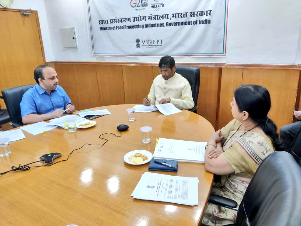 PashupatiParas's tweet photo. आज @MOFPI_GOI पंचशील भवन में प्रोजेक्ट अनुमोदन समिति (#PAC) की बैठक की अध्यक्षता किया। इस बैठक में #PMKSY की उप योजना #CEFPPC के तहत प्रोजेक्ट प्रस्तावों पर चर्चा की गई।
#AzadiKaAmritMahotsav
#WorldFoodIndia2023

@narendramodi @PMOIndia @AmritMahotsav @worldfoodindia https://t.co/gmCtrT2UO6