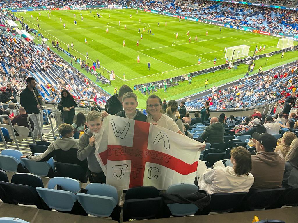 Woodley_Albion's tweet photo. The Wynne’s cheering on the @lionesses and flying the #WAJFC flag 

Enjoy the game - you’re missed guys #teamwoodleyalbion⚽️💙💚⚽️ #lionesses🦁 #comeonengland⚽️ https://t.co/mpY8p7Vdnp