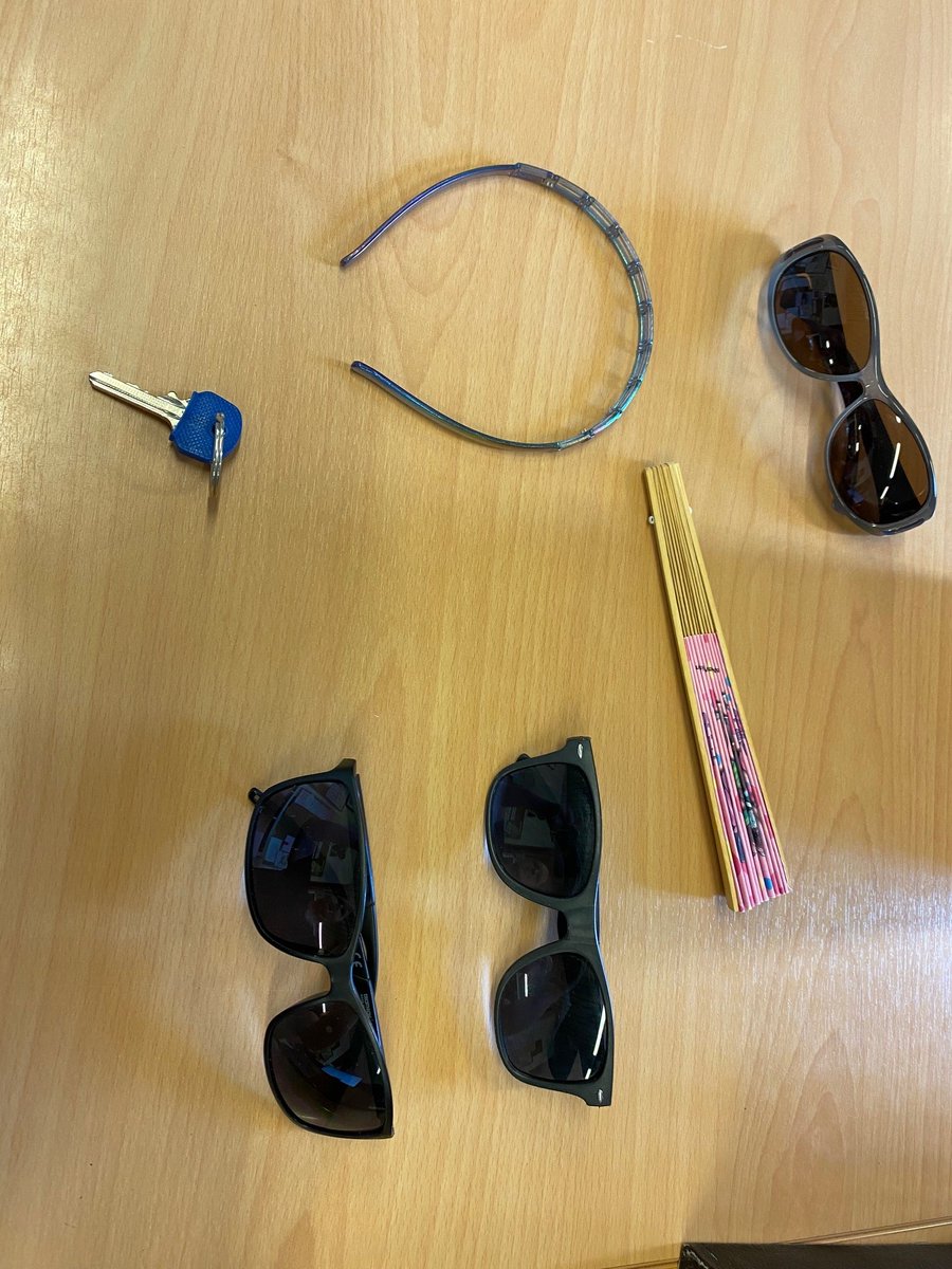 bibmaaseik's tweet photo. Een zonnebril ga je helaas niet vlug nodig hebben momenteeL Maar herken jij hier een van je items? Kom ze halen aan de balie van de bib in Maaseik (Bleumerstraat 68). https://t.co/7N0EzgrVra