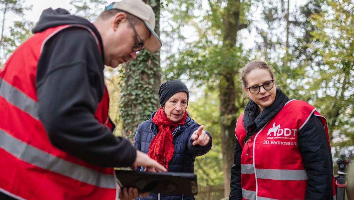 Kooperationsprojekt 'Steinerne Zeugen digital' ermöglicht ganzheitliche #Erforschung der jüdischen #Friedhöfe in #Deutschland. Das Vorhaben ist auf 24 Jahre angelegt. Mehr: blog.uni-bamberg.de/forschung/2023… @badw_muenchen @Mona3Dimaging @unidue 📷 Herges/Uni Bamberg