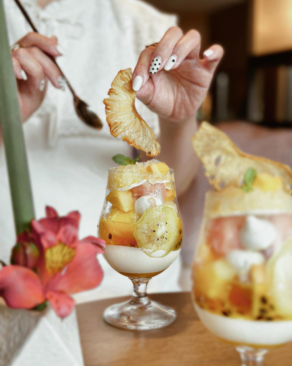 FSKyoto's tweet image. 「ザ・ラウンジ＆バー」の月替わりのプレミアムパフェで一休みはいかが？
7月の「トロピカルフルーツパフェ」はパイナップル、マンゴー、ゴールドキウイといったフレッシュなトロピカルフルーツを贅沢に使った真夏のパフェ。お見逃しなく！
📷 by @yukicolifecom