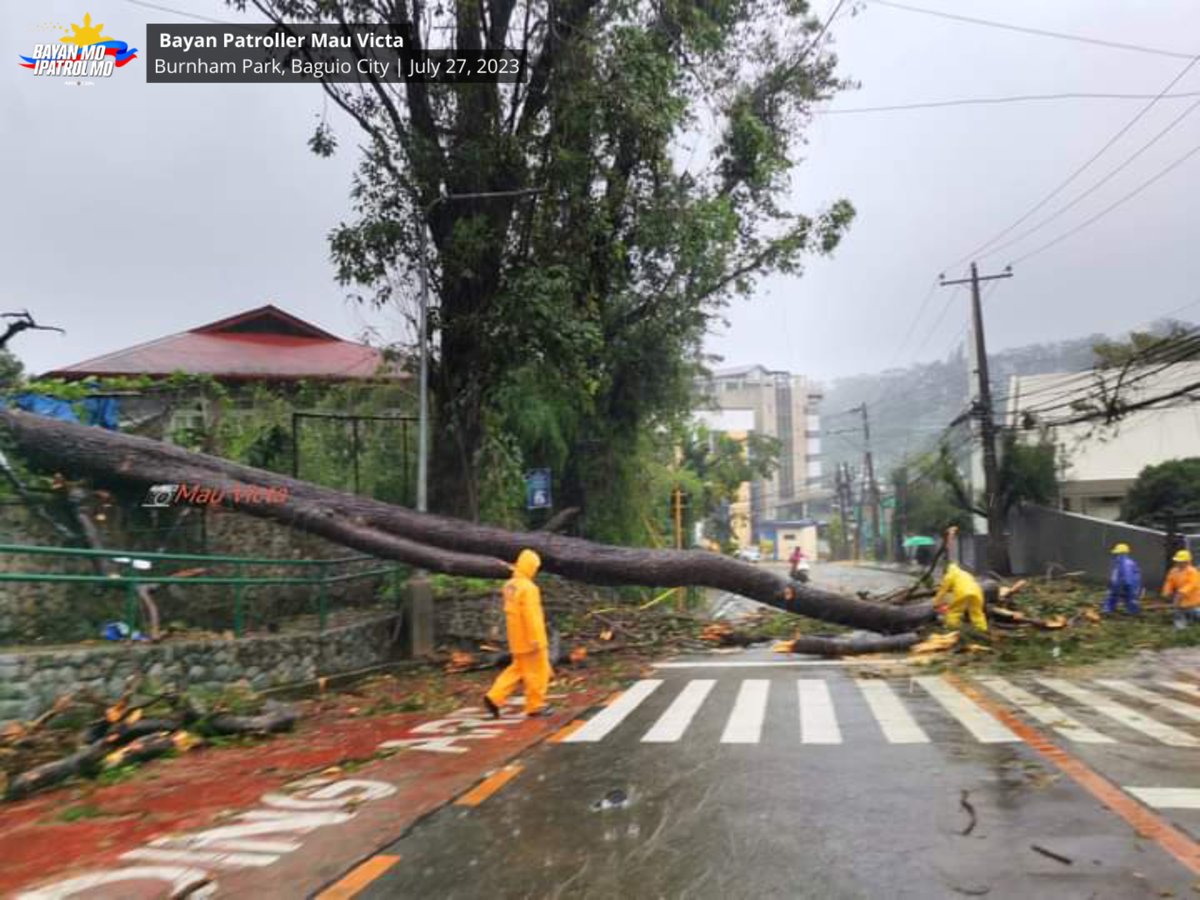 bayanmo's tweet photo. #WeatherPatrol | #BurnhamPark, #Baguio City | #EgayPH #Aftermath | July 27, 2023
Abala ang Baguio City Police at City Engineering Officers sa paglilinis ng mga natumbang puno at poste sa Burnham Park matapos manalasa ang bagyong Egay.
#ClearingOperations https://t.co/6Yk1E8C96S