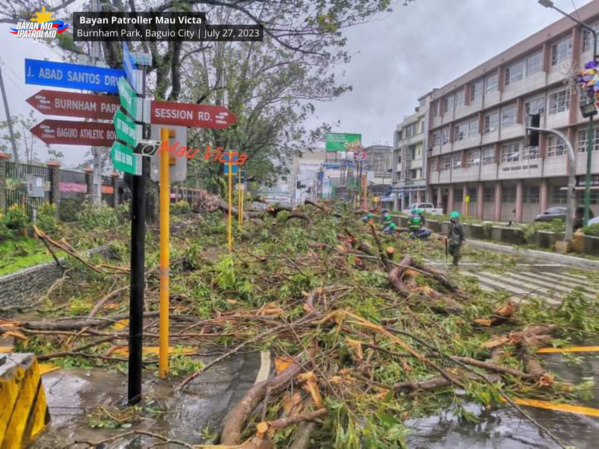 bayanmo's tweet photo. #WeatherPatrol | #BurnhamPark, #Baguio City | #EgayPH #Aftermath | July 27, 2023
Abala ang Baguio City Police at City Engineering Officers sa paglilinis ng mga natumbang puno at poste sa Burnham Park matapos manalasa ang bagyong Egay.
#ClearingOperations https://t.co/6Yk1E8C96S