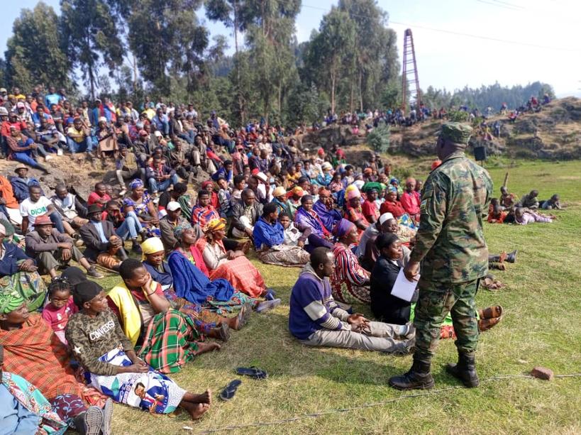 NyabihuDistrict's tweet photo. Gahunda ya Tubatege amatwi yakomereje mu Murenge wa Bigogwe,Mayor, Mukandayisenga Antoinette ari kumwe n'abahagarariye inzego z’umutekano, baganirije abaturage kuri gahunda za Leta zinyuranye, bahabwa umwanya wo kugaragaza ibibazo, ibyagaragajwe byasubijwe ibindi bihabwa umurongo https://t.co/Y5AguZfy7V