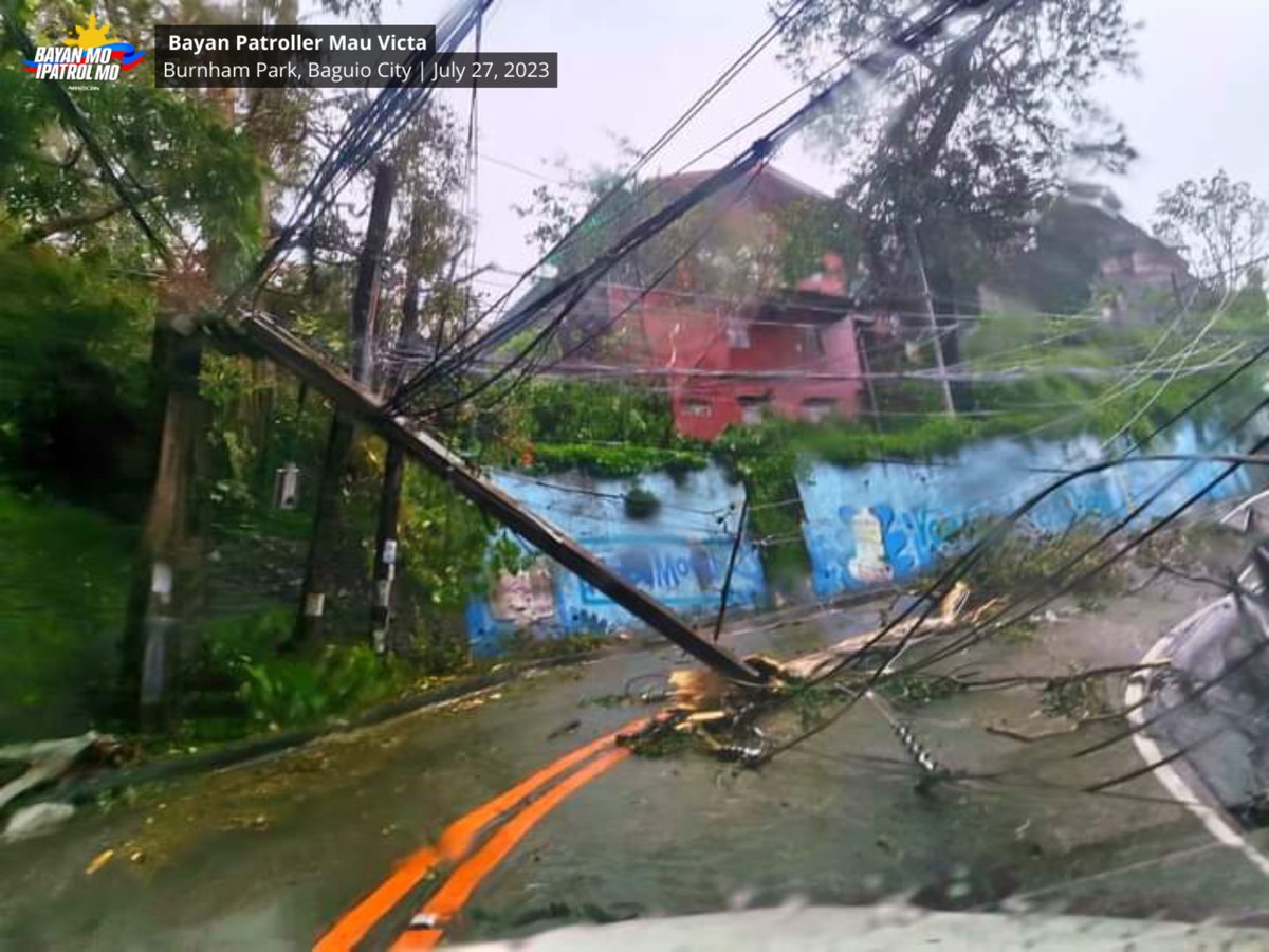 bayanmo's tweet photo. #WeatherPatrol | #BurnhamPark, #Baguio City | #EgayPH #Aftermath | July 27, 2023
Abala ang Baguio City Police at City Engineering Officers sa paglilinis ng mga natumbang puno at poste sa Burnham Park matapos manalasa ang bagyong Egay.
#ClearingOperations https://t.co/6Yk1E8C96S