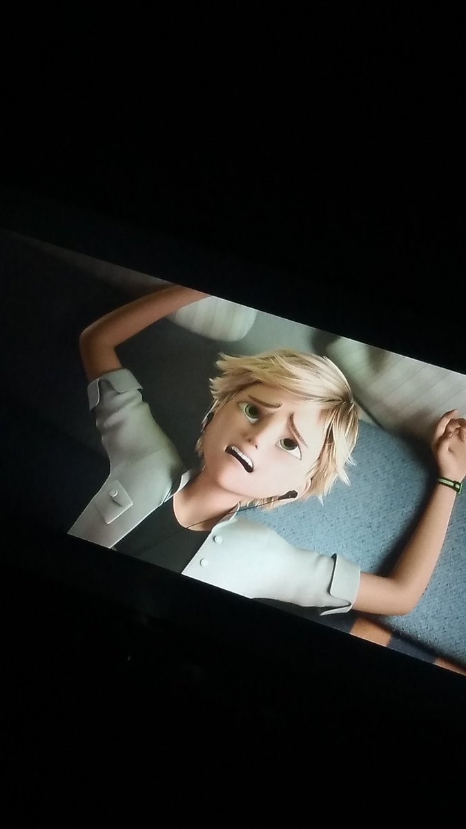 fearlessnoir's tweet photo. EL ESCUCHABA MUSICA PARA SENTIRSE PEOR t amo adrien sos como yo https://t.co/oqCOvmFIKY