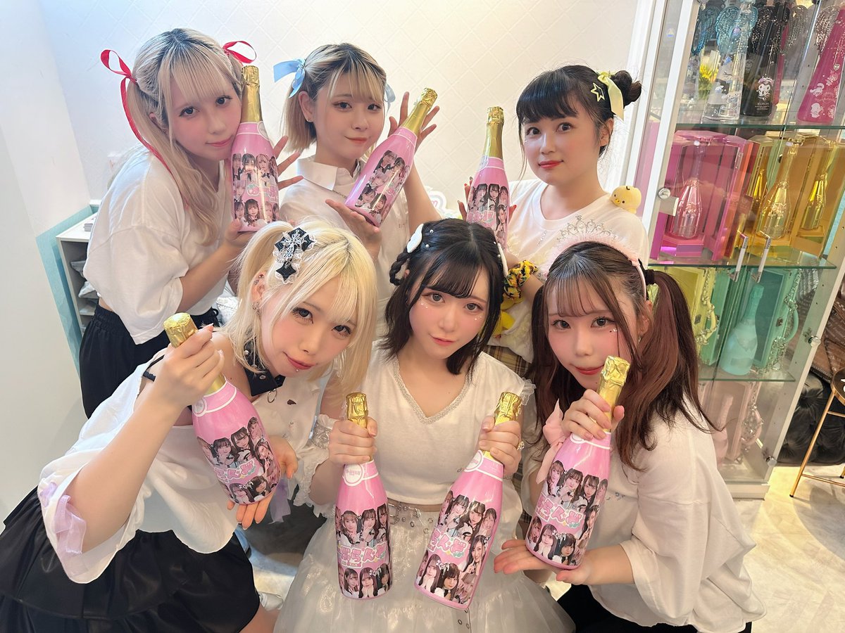 nobrand2022's tweet photo. 【🍭本日(7/28)の #の��ぶらんど🍭 】

大感謝祭‼️
会計5000円毎にくじに挑戦🉐

限定オリシャンあり🍾✨
(¥15,000 ❤︎×25 開栓動画付き)

🤍出勤メンバー🤍
⏰18:00
🍬みゆち @omiyuchiyeei 
🍬みさ @_misa_x_

⏰19:00
🍬かやの @0328kayano12 

⏰20:00
🍬める @melmel_nobu 

閉店まで残り4日！！ https://t.co/9brzx4qO5X