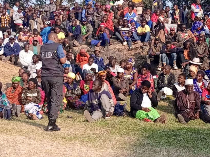 NyabihuDistrict's tweet photo. Gahunda ya Tubatege amatwi yakomereje mu Murenge wa Bigogwe,Mayor, Mukandayisenga Antoinette ari kumwe n'abahagarariye inzego z’umutekano, baganirije abaturage kuri gahunda za Leta zinyuranye, bahabwa umwanya wo kugaragaza ibibazo, ibyagaragajwe byasubijwe ibindi bihabwa umurongo https://t.co/Y5AguZfy7V