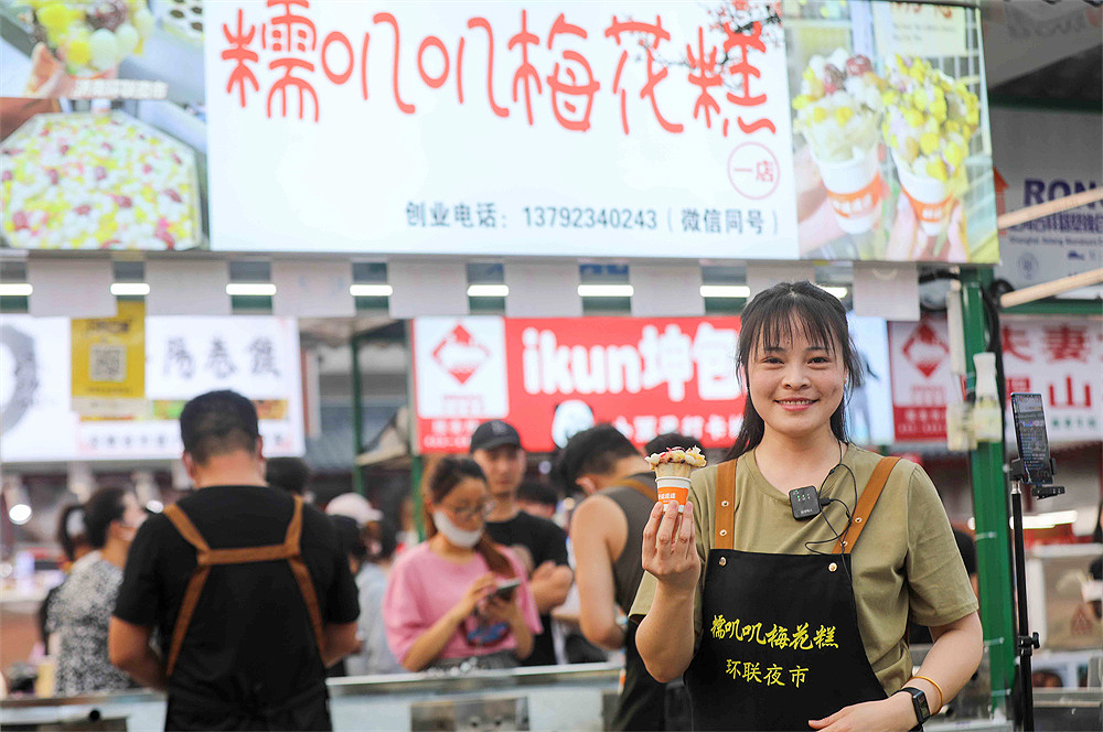 The hustle and bustle heat up the night of Jinan, Shandong, as the 1904 Train Night Market is full of people seeking to satisfy their tastebuds! 🍜🍨🍭🥳 #2023ShandongSummerConsumptionSeason #VitalityOfShandong
(Photos by Li Yang)