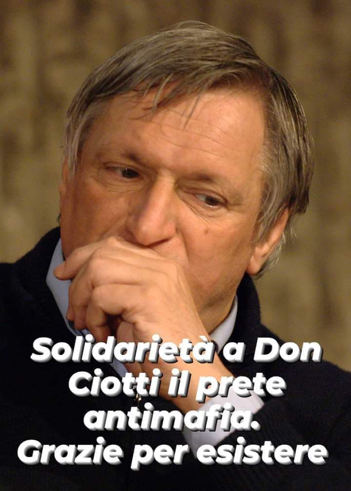 OSNMITALY's tweet photo. E lo chiamano ministro! 

Salvini, ministro delle infrastrutture e dei trasporti, invece di preoccuparsi di che cosa accade negli aeroporti siciliani preferisce insultare Don Ciotti. 

Giorni terribili per Catania e tutte le città siciliane, da 11 giorni l'aeroporto di Catania per un condizionatore bruciato è quasi fermo, la metà dei voli dirottati a Palermo, Comiso, Trapani, il ministro Salvini non una parola, tranne proferirne poi alcuni giorni fa una 'Ispezione ' 

Si perché per giorni interi il governo nazionale fregandosene delle migliaia e migliaia di viaggiatori, di turisti, sballottati da un aeroporto all'altro senza navette, senza diritti, ha fatto finta che tutto va bene madama la marchesa. 

Bene, il ministro dei trasporti, si fa sentire per insultare Don Ciotti fondatore di Libera, l'associazione antimafia nata dopo le stragi di Falcone e Borsellino che s'interessa della confisca dei beni, degli imprenditori che vogliono denuciare il pizzo e di altro. 

Don Ciotti che conosce bene le vicende del ponte dello stretto di Messina, della società
Impregilo, dei soldi spesi inutilmente ha proferito queste parole:
"Attenzione c’è il rischio che il Ponte sullo stretto non unirà due coste, ma due cosche sicuramente sì”. 

Si siamo tutti convinti che il ponte di Messina fa gola a Cosa Nostra e 'Ndrangheta, si sa dove ci sono soldi l'imprenditoria mafiosa mette subito le mani, subappalti, società pronti ad investire a riciclare denaro sporco, e tutti sappiamo che l'economia delle mafie ha superato quella dello Stato italiano. 

Tranne Salvini, che sempre con la sua cafonaggine che lo contraddistingue ha proferito contro Don Ciotti queste parole:
“Mi ha fatto specie leggere le parole di un signore in tonaca che ha detto che questo ponte più che unire due coste unirà due cosche. Un’affermazione di un’ignoranza, una superficialità senza confini. È una mancanza di rispetto nei confronti di milioni di italiani.
Il ponte sullo Stretto, è la più grande operazione antimafia dal Dopoguerra a oggi. 
Una mancanza di rispetto nei confronti di milioni di persone perbene che meritano di lavorare, di studiare e di fare il pendolare di andare a farsi curare come tutti gli altri.
Mi fa schifo che qualcuno pensi che Sicilia e Calabria rappresentino le cosche. Fino a che c’è qualcuno all’estero che dipinge l’Italia come mafia pizza e mandolino, fa schifo ma è all’estero. Se c’è qualche italiano che continua a dipingere l’Italia come mafia, pizza e mandolino, se espatria fa un favore a tutti”. 

È ovvio che Don Ciotti ha tutta la nostra solidarietà, su il ministro Salvini non commentiamo perché non merita nessun rispetto. 
È il suonatore dei campanelli che fa linciare i migranti, è il buzzurro che ubriaco insieme a delle ragazze canta in costume l'inno di Mameli, è quello che incitava ai negozianti e ai proprietari di case a sparare a un ladro, è l'uomo delle felpe, è il ministro spietato che lasciava al caldo torrido sulle Ong i migranti. 

È il ministro che non si fa processare, è quello che tutte le volte che viene in Sicilia si fa fischiare, è quello che invece di occuparsi delle infrastrutture in Sicilia dei treni lenti, delle strade e delle autostrade che non funzionano, degli aeroporti che vanno in tilt pensa solo a foraggiare società imprenditoriali, si perché il ponte di Messina fa gola agli imprenditori, alle mafie, ma non sicuramente ai siciliani onesti che in queste settimane stiamo soffrendo le pene dell'inferno. 

È il ministro leghista che fonda la Lega in Sicilia, che vuole il sindaco a Catania ma non lo ottiene, è il ministro degli insulti razzisti ai meridionali e che ha il beneplacito di una estrema destra regionale siciliana che sta portando alla deriva la nostra martoriata Sicilia.
#SolidarietàDonCiotti #DonCiotti
  Di  Santina Sconza