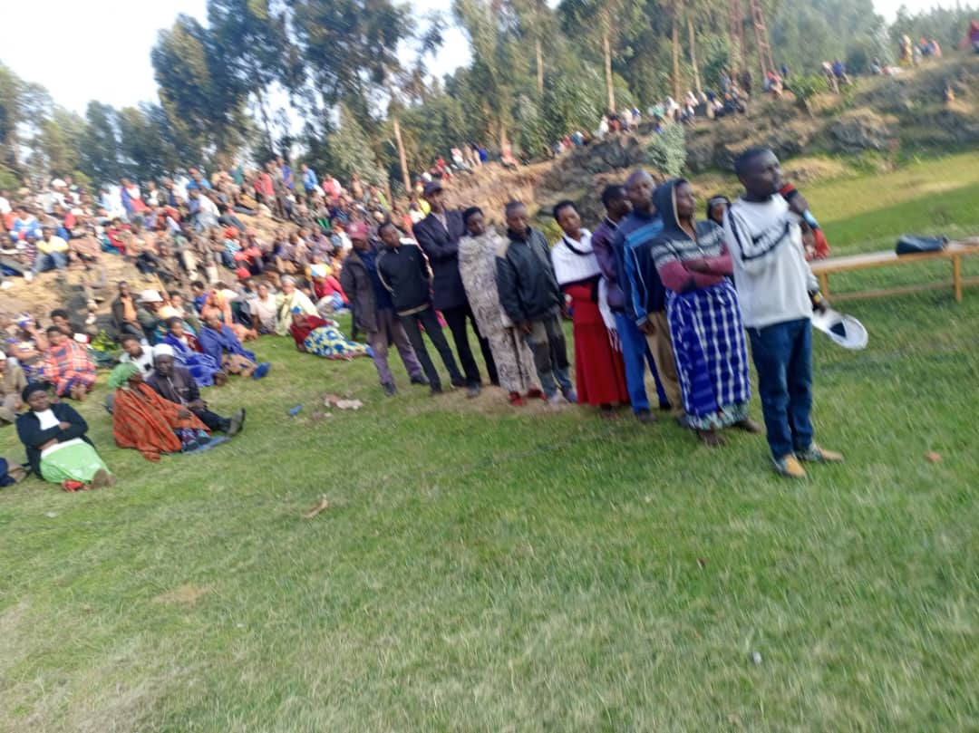 NyabihuDistrict's tweet photo. Gahunda ya Tubatege amatwi yakomereje mu Murenge wa Bigogwe,Mayor, Mukandayisenga Antoinette ari kumwe n'abahagarariye inzego z’umutekano, baganirije abaturage kuri gahunda za Leta zinyuranye, bahabwa umwanya wo kugaragaza ibibazo, ibyagaragajwe byasubijwe ibindi bihabwa umurongo https://t.co/Y5AguZfy7V