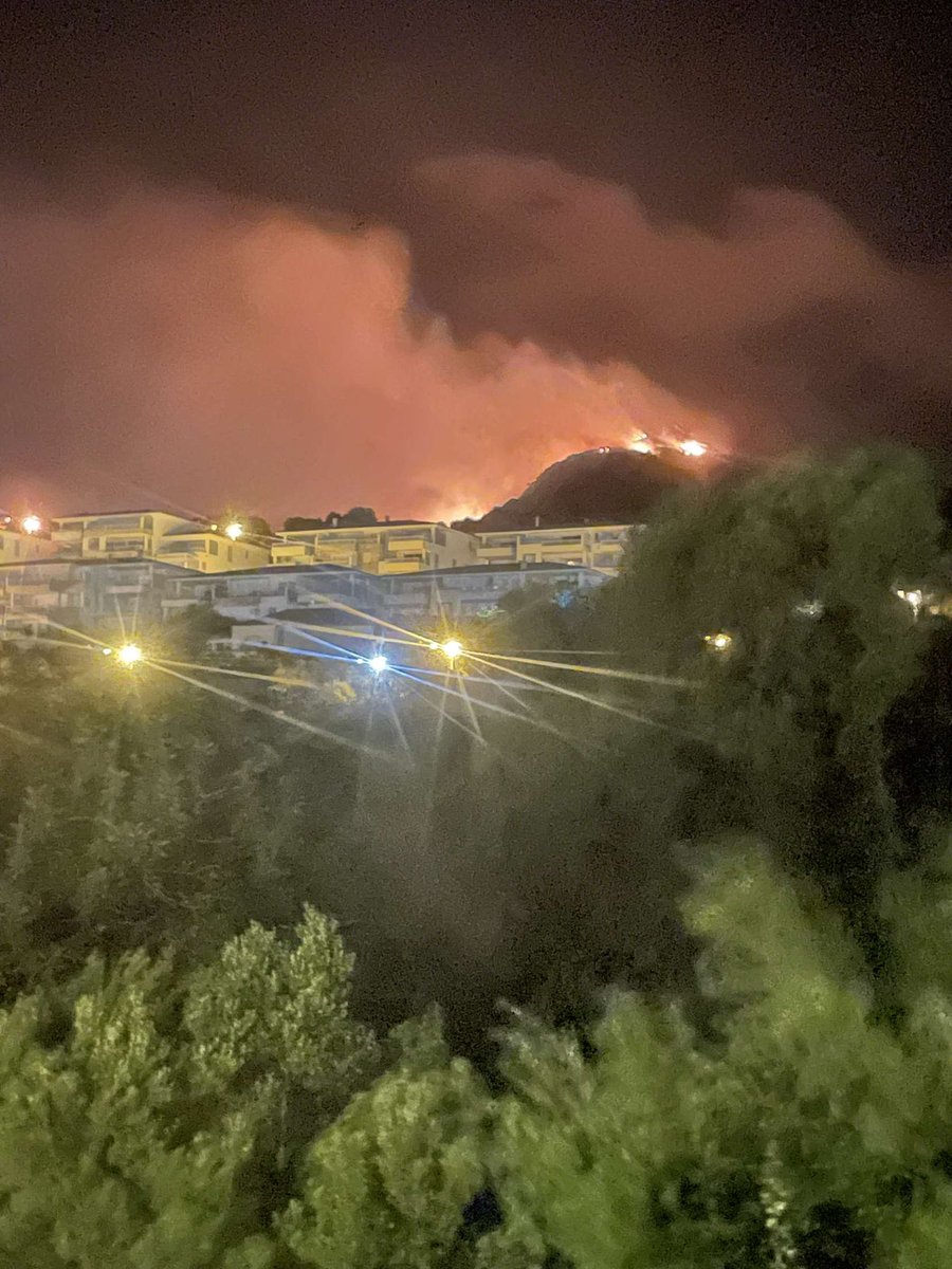pbt357's tweet photo. La violence du feu et l’inadaptation des ouvrages compliquent la tâche des #pompiers Heureusement que leur technicité et leur engagement ont permis de surmonter les difficultés et de sauver l’essentiel 
A ringrazia vi !
#FDF #IIFF #Corbara #Pigna #Balagne @CitaDiLisula @sis_2b https://t.co/uCnBXKLM8b