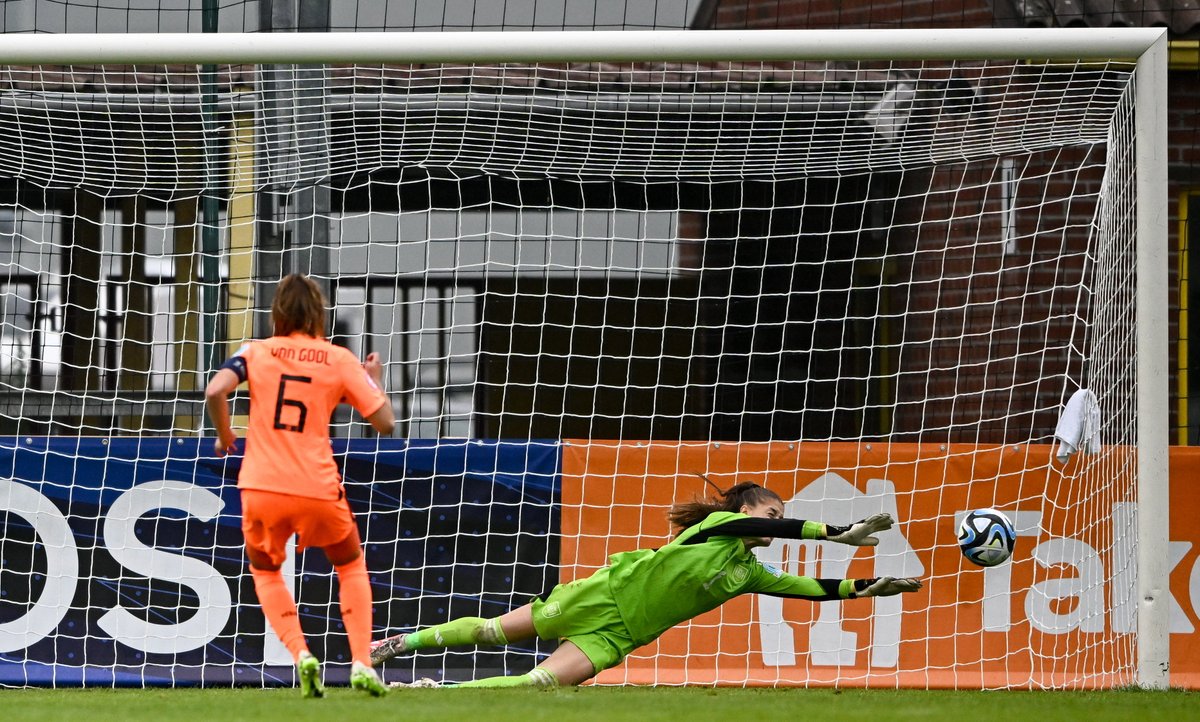 🤔 Creo que es el momento idóneo para recordar este...

🧤 𝙋𝘼𝙍𝘼𝘿𝙊́𝙉 de <a href="/txellfontt/">Txell Font</a> 

👀 Minuto 86 de unas semifinales, casi nada

#U19WEURO