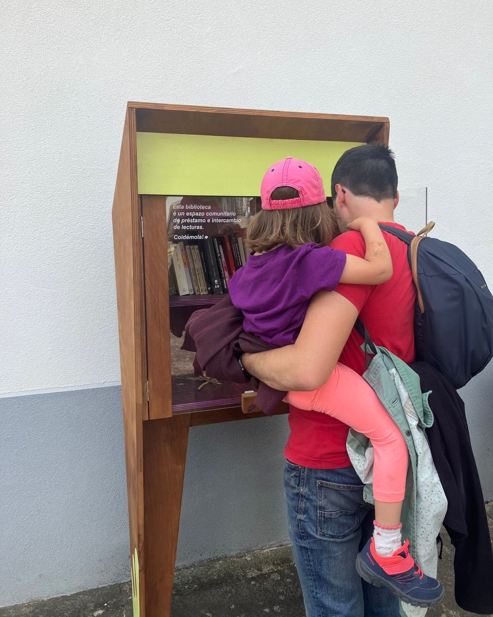 ComposLiteraria's tweet photo. 🤔 Xa pasaches pola biblioteca de rúa do Barrio de San Pedro?

📚 Unha idea deseñada de xeito colaborativo polas persoas integrantes de #LibrosQueFanBarrio en colaboración coa cooperativa Hábitat Social, pasou a formar parte da historia do barrio. https://t.co/9UIkIjUo1O