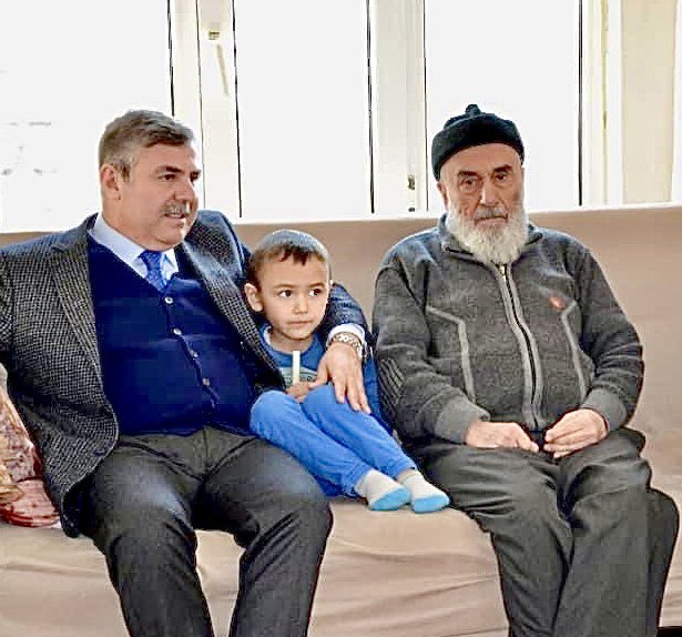 Durağanımızın manevi önderlerinden Mustafa Sezer (Mıstık Hoca) Hocamızı, gönül dünyasına dokunduğu yüzlerce hemşerimiz ile birlikte Hakka uğurladık. 

Mekanı cennet, makamı âli olsun. Başımız sağ olsun.