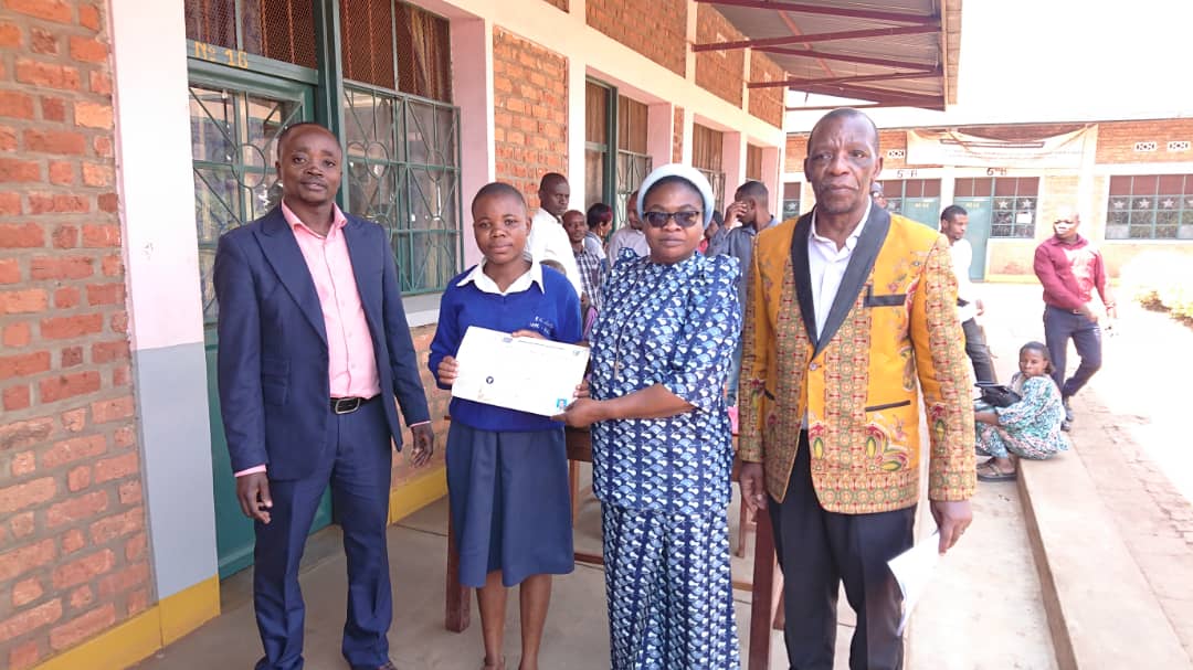 BasangoNabiso's tweet photo. #EPST: la sous division urbaine d  Bukavu 4 a organisé hier, 27 juillet  2023 la cérémonie d remise d brevets d élèves finalistes o chefs d'établissements et l'élève d l'Inst. #Karibu était la Lauréate ayant obtenu grande distinction au #TENASOSP. @ProfesseurTony @AminataNamasia https://t.co/JmnVgMYWNr