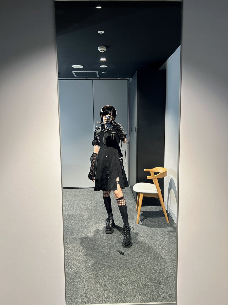 hatsumememe's tweet photo. この後 スノウブレイク公式生放送です！
近未来軍事的とのことなので軍服ワンピース着ました
黒髪似合う？- ̗̀ 👉🏻👈🏻  ̖́-

#スノウブレイクリリース生放送 https://t.co/b9PMI95fBH