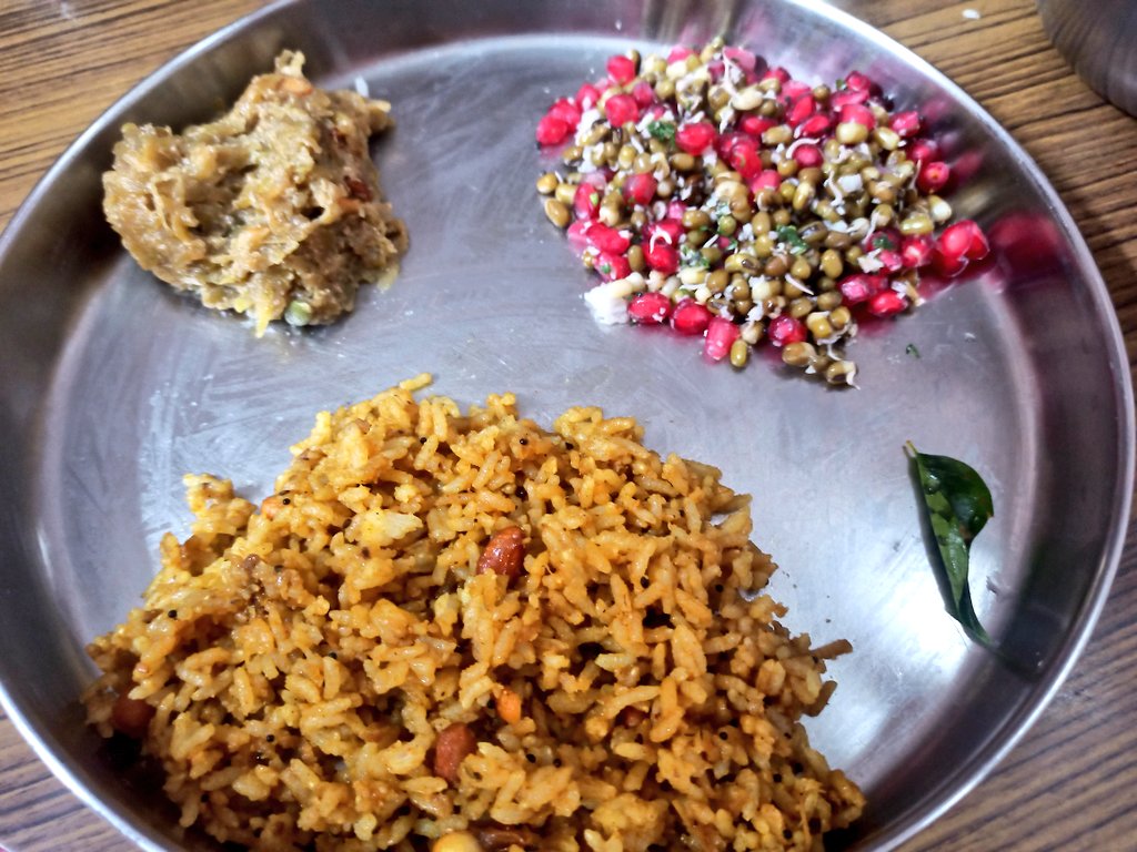 Rohinips1's tweet photo. A high carb meal today🫣 puliogare, kosambari/salad and lauki halwa followed by buttermilk ofcourse!
How could I resist 😋
#temptations #lunchscene #itisfridayboss https://t.co/SOe0gb4h5M