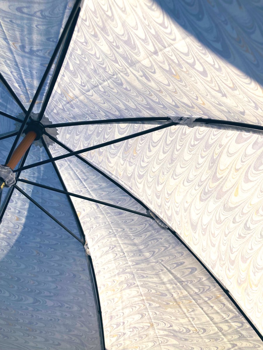 「おにゅ〜の日傘、お清楚系でかわです 」|アオノのイラスト