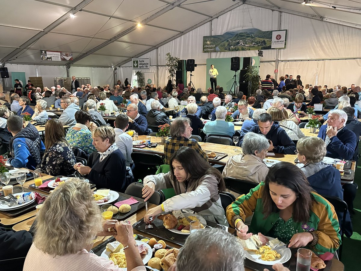 A la #FoireDeLibramont 867 sympathisants et mandataires @LesEngages_be réunis à l’ouverture de la Foire ce matin ! L’occasion pour @prevotmaxime les Vice-Présidents et les Députés de dresser les 5 principales priorités pr notre agriculture et le monde rural : 1️⃣ Garder une force…