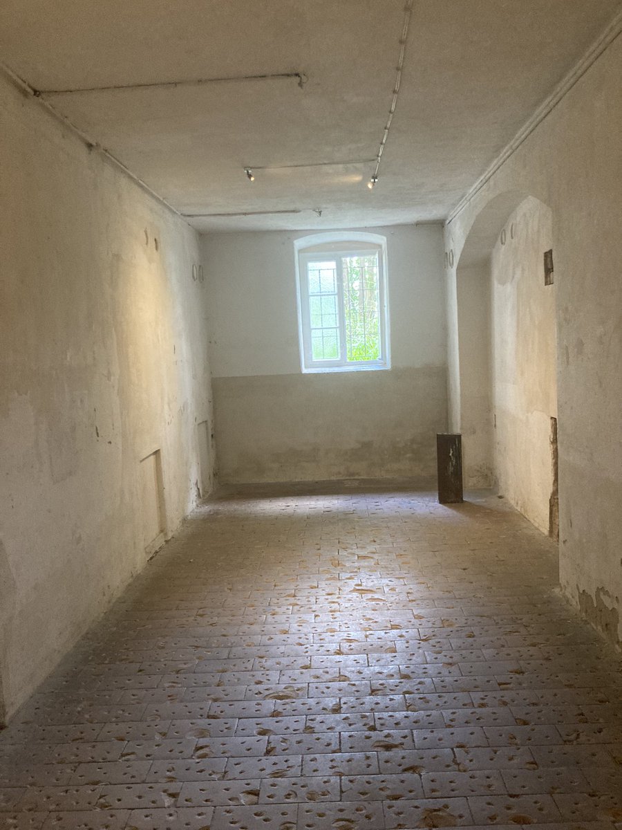 LockeUnd's tweet image. In dieser Gaskammer im Keller der Heil- und Pflegeanstalt Pirna Sonnenstein ermordeten die NS in den Jahren 1940/41 rund 13.720 vorwiegend psychisch kranke und geistig #behinderte Menschen im Rahmen der Krankenmorde der sog. Aktion #T4