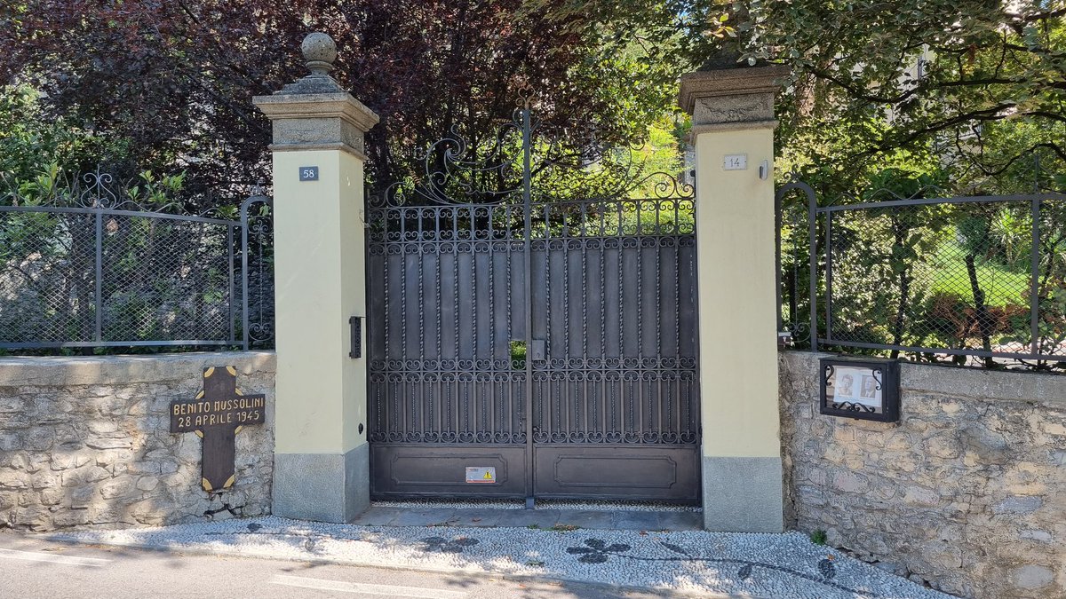 Instant de recueillement devant le lieu du martyr du saint patron des syndicats de policiers.