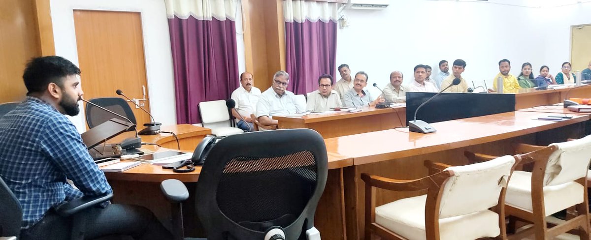 भारतीय प्रशासनिक सेवा के वर्ष 2019 बैच के अधिकारी डॉ.नागार्जुन बी गौड़ा ने शुक्रवार को कलेक्ट्रेट में विधिवत पदभार ग्रहण किया। पदभार ग्रहण करने के बाद उन्होंने कलेक्ट्रेट के सभाकक्ष में अधिकारियों की बैठक लेकर सभी से परिचय प्राप्त किया। 
       
<a href="/JansamparkMP/">Jansampark MP</a> <a href="/GADdeptmp/">GAD, MP</a>