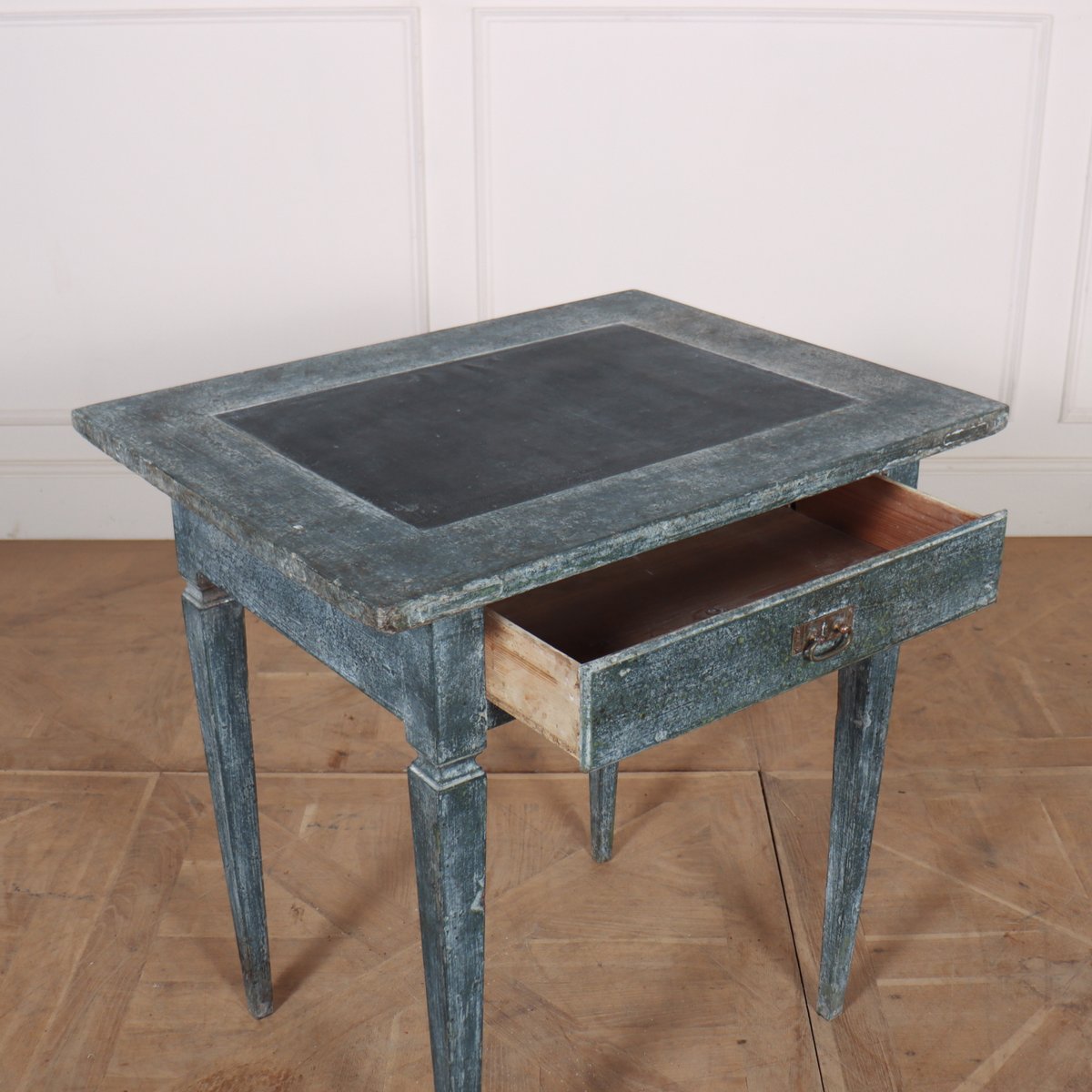 ArcadiaAntiques's tweet photo. 19th Century Swedish painted pine one drawer lamp table with a leather insert. 1890.
Price: £950
https://t.co/h0TauIBjrO
#SwedishTable #PaintedLampTable #lamptables https://t.co/wtcz3p8G4x