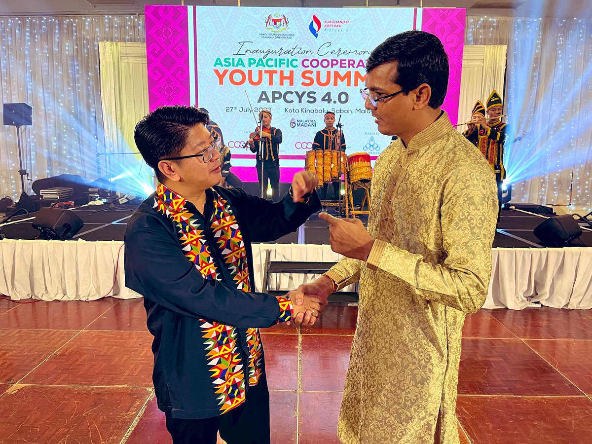 Pleasure to meet Resp. YB Datuk Ewon Benedick (Hon. Minister of Entrepreneur Development and Cooperatives, Goverment Of Malaysia)
#TeamINDIA #APCYS 4.0 ❤️ 
@MOS_MEA @narendramodi @EwonBenedick @icacoop @icaap_youth @ncuicoop @ANGKASACoop @hcikl @AmitShah