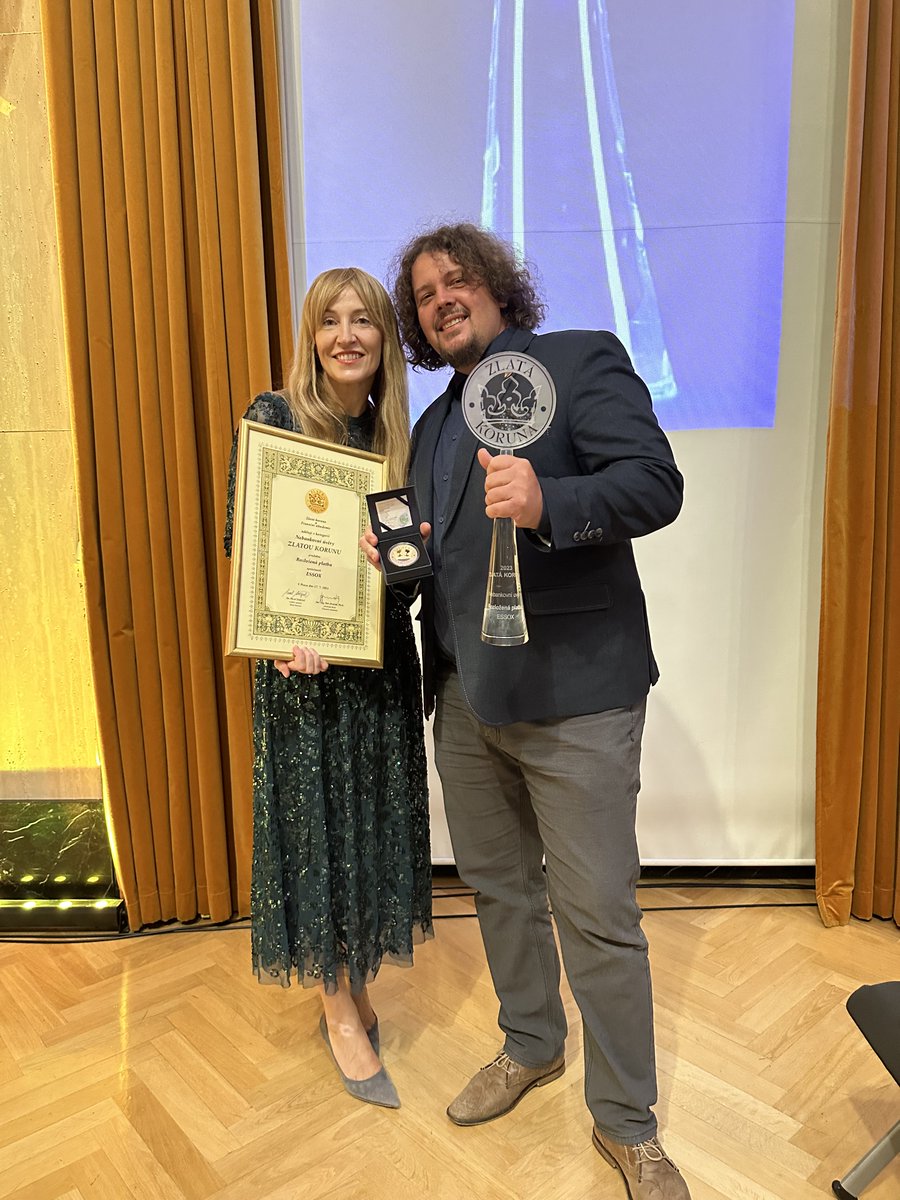 ESSOX_CZ's tweet photo. Naše "Rozložená platba" je nejlepší!🏆 V soutěži Zlatá koruna jsme získali 1. místo v kategorii Nebankovní úvěry!🥇
Velké díky organizátorům a porotě za ocenění našeho úsilí přinášet v rámci #ecommerce kvalitní a inovativní fin. služby. Cenu převzala CEO @jana_hanusova1.

#essox https://t.co/qjYXyYtILF