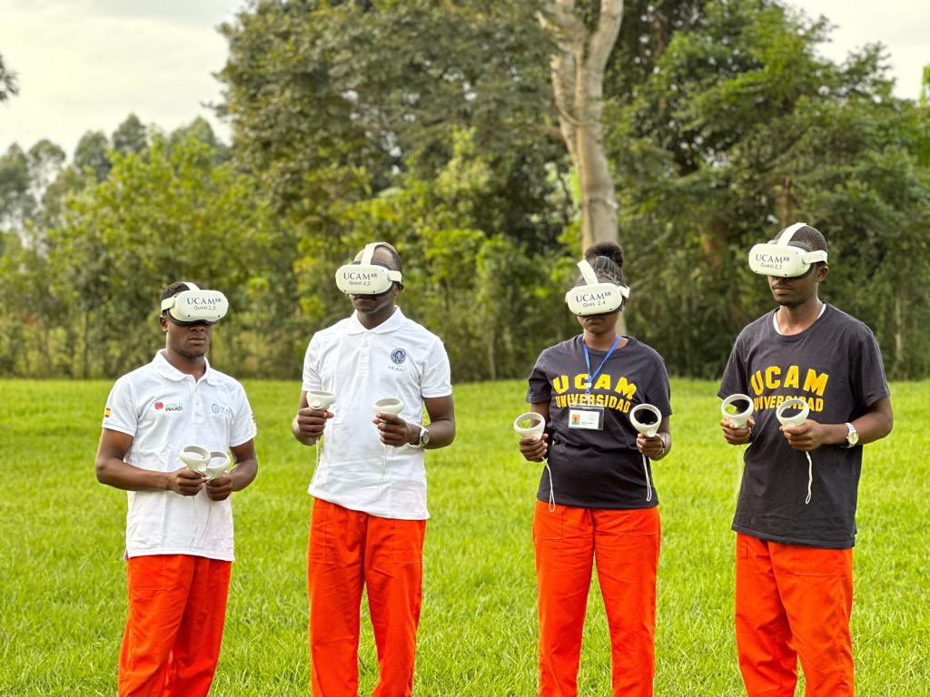 UCAM's tweet photo. Los profesores de la UCAM @ManuelDreamer y Purificación Ballester continúan con sus trabajos de cooperación en Uganda, integrados en el equipo de @WORLDPROJECTONG. Una de las novedades de esta misión es la formación con gafas de realidad virtual que permite a los profesionales sanitarios del país africano acceder a las clases que se imparten en el metaverso de la Universidad Católica.