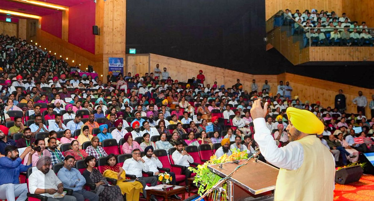 BhagwantMann's tweet photo. ਪੰਜਾਬ ਅੱਜ ਸਿੱਖਿਆ ਖੇਤਰ ਦੇ ਇਤਿਹਾਸਕ ਪਲਾਂ ਦਾ ਗਵਾਹ ਬਣਿਆ...

ਵਾਅਦੇ ਮੁਤਾਬਕ ਅੱਜ ਪਿਛਲੀਆਂ ਸਰਕਾਰਾਂ ਦੀ ਬਦਨੀਤੀ ਕਾਰਨ ਖੱਜਲ ਹੁੰਦੇ ਕੱਚੇ ਅਧਿਆਪਕਾਂ ਨੂੰ ਪੱਕੇ ਨਿਯੁਕਤੀ ਪੱਤਰ ਸੌਂਪੇ ਨੇ…ਸਾਰਿਆਂ ਦਾ ਪੰਜਾਬ ਸਰਕਾਰ ਦੇ ਪਰਿਵਾਰ ‘ਚ ਸਵਾਗਤ…ਪਰਮਾਤਮਾ ਦੀ ਮੇਹਰ ਸਦਕਾ ਤੇ ਪੰਜਾਬੀਆਂ ਦੇ ਪਿਆਰ ਤੇ ਸਾਥ ਸਦਕਾ ਆਉਣ ਵਾਲੇ ਦਿਨਾਂ ‘ਚ ਹੋਰ ਵੀ ਫ਼ੈਸਲੇ ਲੋਕਾਂ ਦੇ ਹੱਕ ‘ਚ ਇਸੇ ਤਰ੍ਹਾਂ ਹੁੰਦੇ ਰਹਿਣਗੇ…ਵਿਸ਼ਵਾਸ ਬਣਾਈ ਰੱਖੋ ਬਾਕੀ ਕੱਚੇ ਮੁਲਾਜ਼ਮ ਵੀ ਜਲਦ ਪੱਕੇ ਕਰਾਂਗੇ..ਕੱਚਾ ਸ਼ਬਦ ਪੰਜਾਬ ‘ਚ ਰਹਿਣ ਨਹੀਂ ਦੇਵਾਂਗੇ…