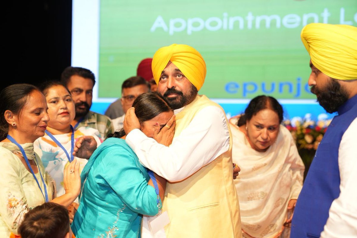 BhagwantMann's tweet photo. ਪੰਜਾਬ ਅੱਜ ਸਿੱਖਿਆ ਖੇਤਰ ਦੇ ਇਤਿਹਾਸਕ ਪਲਾਂ ਦਾ ਗਵਾਹ ਬਣਿਆ...

ਵਾਅਦੇ ਮੁਤਾਬਕ ਅੱਜ ਪਿਛਲੀਆਂ ਸਰਕਾਰਾਂ ਦੀ ਬਦਨੀਤੀ ਕਾਰਨ ਖੱਜਲ ਹੁੰਦੇ ਕੱਚੇ ਅਧਿਆਪਕਾਂ ਨੂੰ ਪੱਕੇ ਨਿਯੁਕਤੀ ਪੱਤਰ ਸੌਂਪੇ ਨੇ…ਸਾਰਿਆਂ ਦਾ ਪੰਜਾਬ ਸਰਕਾਰ ਦੇ ਪਰਿਵਾਰ ‘ਚ ਸਵਾਗਤ…ਪਰਮਾਤਮਾ ਦੀ ਮੇਹਰ ਸਦਕਾ ਤੇ ਪੰਜਾਬੀਆਂ ਦੇ ਪਿਆਰ ਤੇ ਸਾਥ ਸਦਕਾ ਆਉਣ ਵਾਲੇ ਦਿਨਾਂ ‘ਚ ਹੋਰ ਵੀ ਫ਼ੈਸਲੇ ਲੋਕਾਂ ਦੇ ਹੱਕ ‘ਚ ਇਸੇ ਤਰ੍ਹਾਂ ਹੁੰਦੇ ਰਹਿਣਗੇ…ਵਿਸ਼ਵਾਸ ਬਣਾਈ ਰੱਖੋ ਬਾਕੀ ਕੱਚੇ ਮੁਲਾਜ਼ਮ ਵੀ ਜਲਦ ਪੱਕੇ ਕਰਾਂਗੇ..ਕੱਚਾ ਸ਼ਬਦ ਪੰਜਾਬ ‘ਚ ਰਹਿਣ ਨਹੀਂ ਦੇਵਾਂਗੇ…