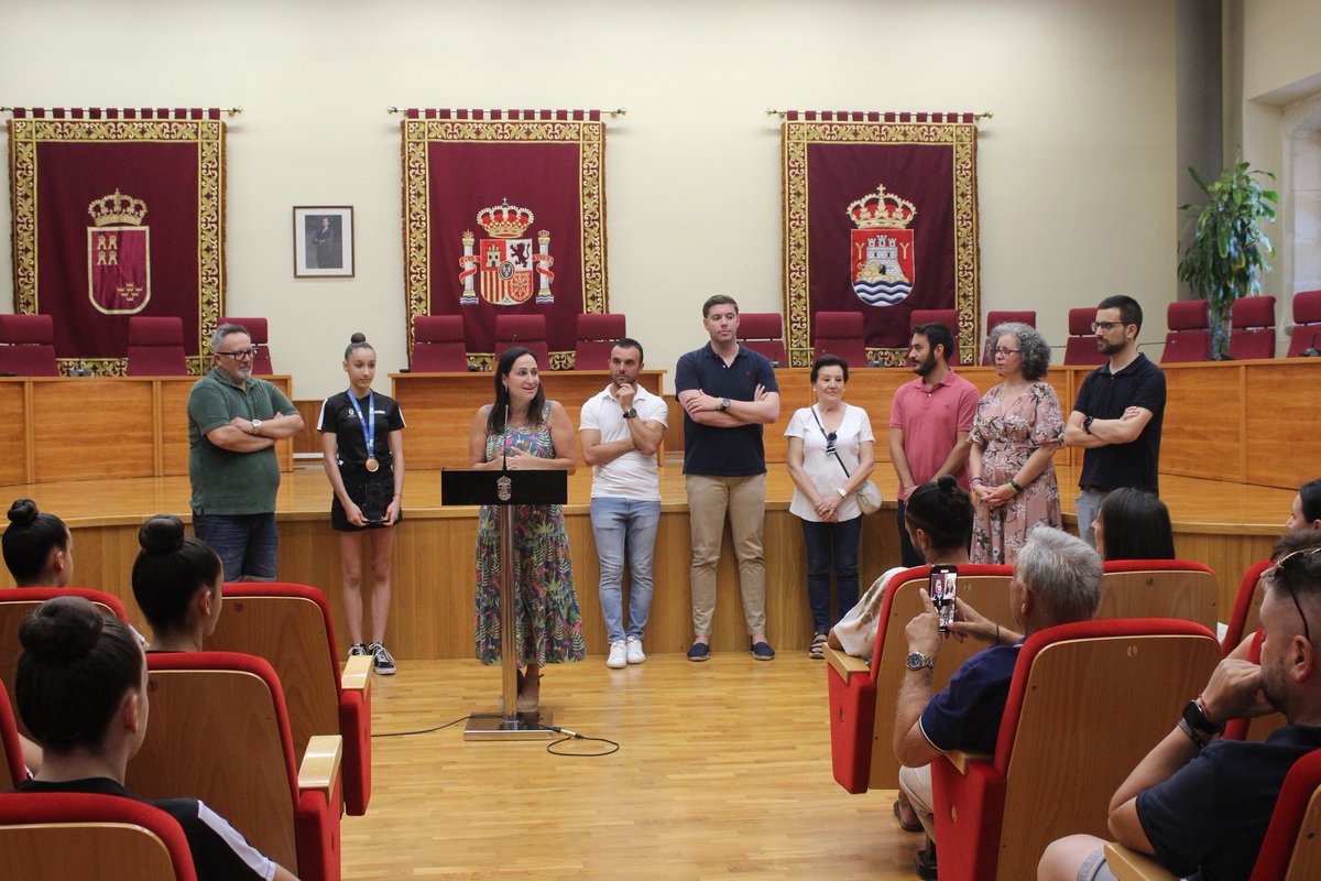 AytoYecla's tweet photo. Ayer tarde fue recibida por la Corporación Municipal la gimnasta yeclana Alejandra Ortuño, del Club Gimnasia Rítmica Yecla, que lograba la medalla de bronce en el Campeonato de España de Gimnasia Rítmica, que se celebró en Valencia recientemente. https://t.co/MJhZ87gWfM