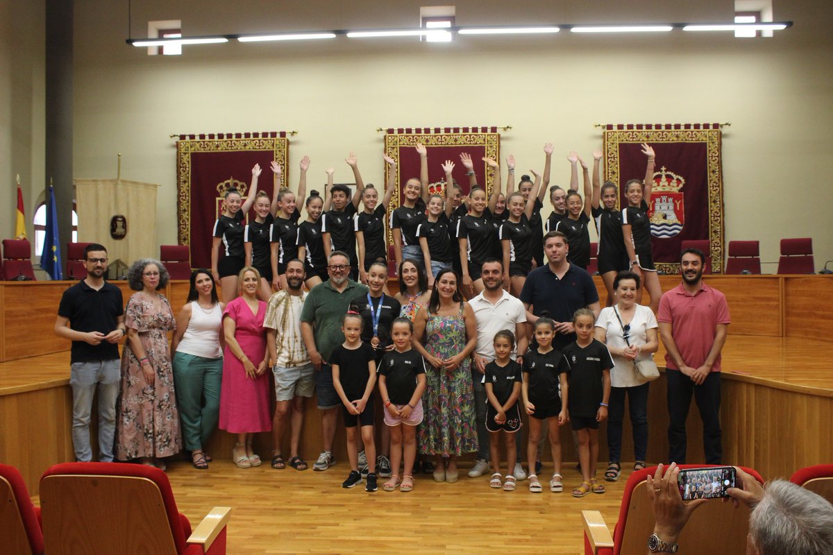AytoYecla's tweet photo. Ayer tarde fue recibida por la Corporación Municipal la gimnasta yeclana Alejandra Ortuño, del Club Gimnasia Rítmica Yecla, que lograba la medalla de bronce en el Campeonato de España de Gimnasia Rítmica, que se celebró en Valencia recientemente. https://t.co/MJhZ87gWfM