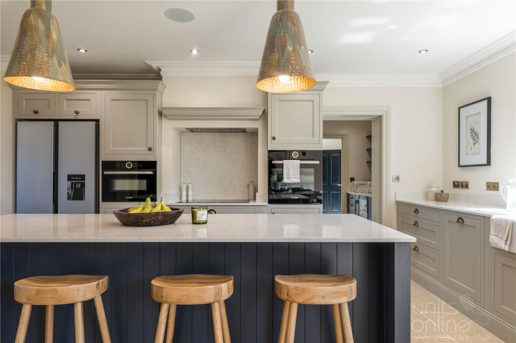 UnitsOnline's tweet photo. An inframe kitchen with both style and substance.  

This is the Belgravia inframe supplied to another happy customer.  The colour is stone with the island in slate blue.

#inframe #kitchen #slateblue #stone #unitsonline https://t.co/0AWGRz0Ec1