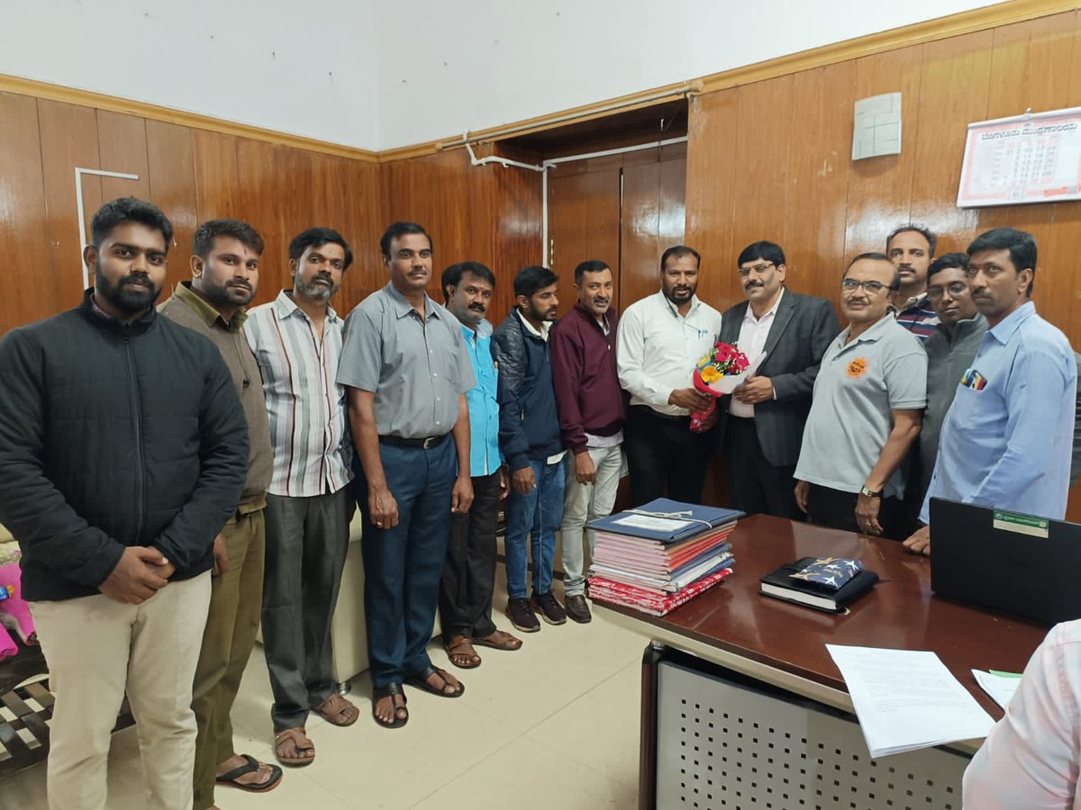 TeamMysuru's tweet photo. ಮೈಸೂರು ಮಹಾ ನಗರ ಪಾಲಿಕೆಗೆ ಇನ್ನು ಹೆಚ್ಚಿನ ಪೌರ ಕಾರ್ಮಿಕರನ್ನು ನೇಮಕಮಾಡಿ ಕೊಂಡು ಮೈಸೂರು ನಗರವನ್ನು ಇನ್ನು ಹೆಚ್ಚು ಪರಿಣಾಮಕಾರಿಯಾಗಿ ಸ್ವಚ್ಛತೆಯನ್ನು ಕಾಪಾಡಬೇಕೆಂದು ಮನವಿ ಪತ್ರ ನೀಡಲಾಯಿತು.ಈ ಸಂದರ್ಭದಲ್ಲಿ ತಂಡದ ಸದಸ್ಯರು ಹಾಜರಿದ್ದರು.
@MysuruMithra
@greenmysuru
#teammysuru
#ಟೀಂಮೈಸೂರು
#swatchbharath
#cleanmysuru https://t.co/vI2pBZP4z0