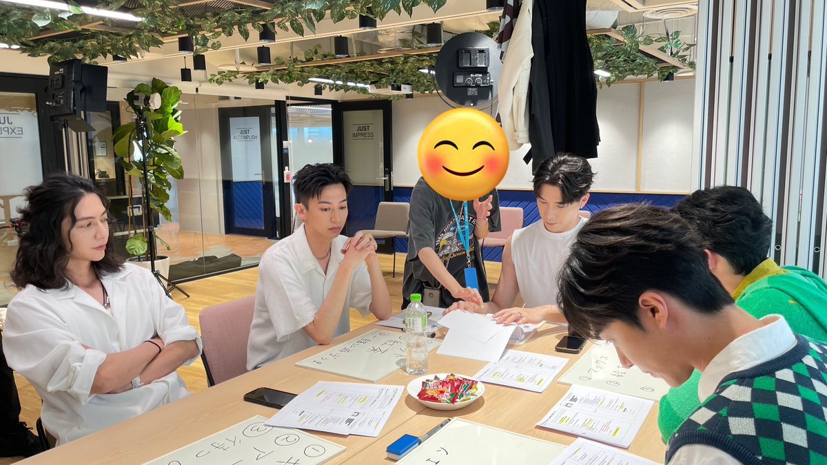 taiwan_danshi's tweet photo. ／
本日配信💻
＼

あと2時間後です！
配信中はどんどんコメントもらえると嬉しいです💕💕

収録の打ち合わせをちょい見せ🫣
どんな内容になっているか
お楽しみに🐥🐥

https://t.co/MP5eTvy00O

#宋偉恩   
#林上豪、#石承泫、#鄭齊磊、#李見騰 
#台湾男子frontline、#台湾 https://t.co/1oGdKJLLgJ