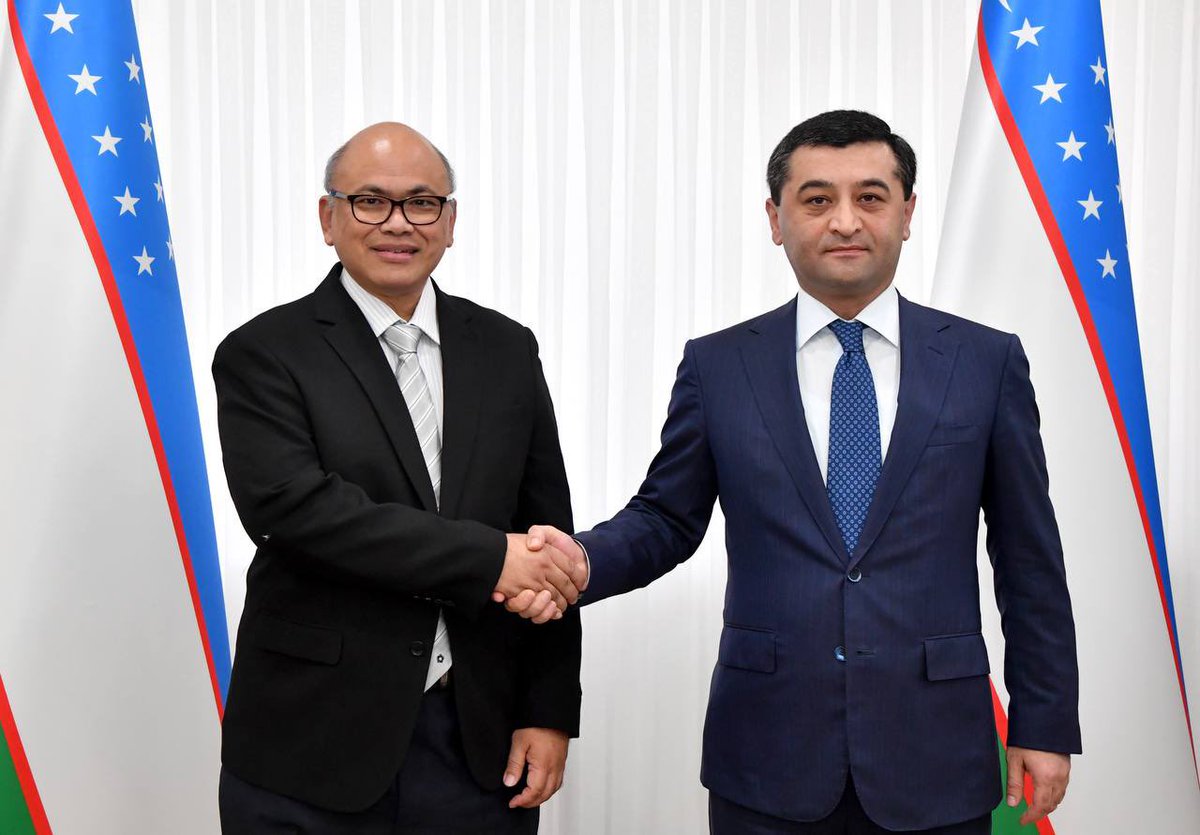 FM_Saidov's tweet photo. Delighted to receive the copies of credentials from H.E. Ilham Tuah bin Illias, the newly assigned Ambassador of #Malaysia to #Uzbekistan (@MYEmbTashkent). 2GH w/our team @uzbekmfa we’ll support Mr. Ambassador in fulfilling his diplomatic mission aimed at strengthening 🇺🇿🇲🇾ties. https://t.co/pxCBMLBmFg