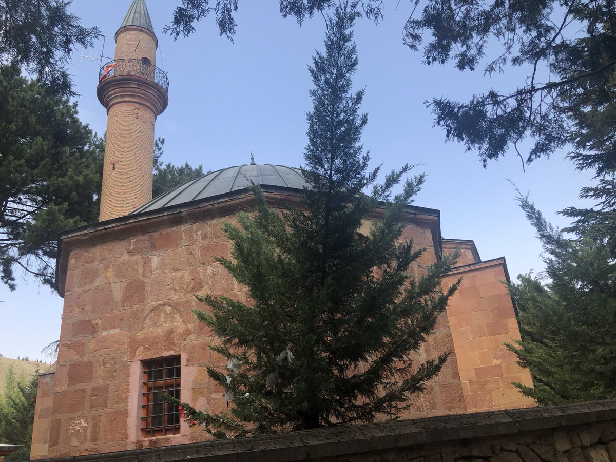 ilyasGkhan1's tweet photo. Hasan Dede Camii kare plan üzerine inşa edilmiş olup pek çok onarımdan geçmiş, 1600’li yıllarda Mimar Sinan’ın bir öğrencisi tarafından yapıldığı rivayet edilir. #Hasandede #Kırıkkale https://t.co/djydZWvfuR