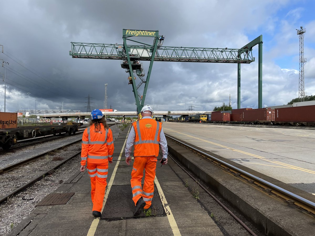 SimonZev's tweet photo. What an action packed week!
On Monday we did one of our regular catch ups with our friends at @RailFreight at Southampton Maritime & got up close and personal with @bessbbe’s friends
#FreightTeam #GreenTeam https://t.co/ftZRnTAZKL