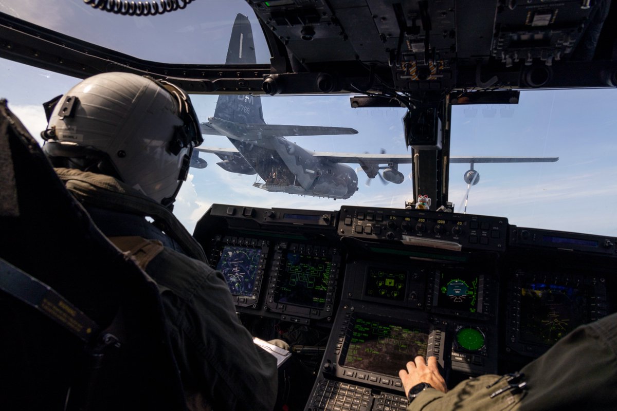bizjetsofwar's tweet photo. Photos of a U.S. Air Force (🇺🇸) HC-130J Combat King II refuelling a U.S. Marine Corps MV-22B Osprey off the coast of the Philipines (🇵🇭) on July 20, 2023.
RCH5769 // 12-5769 // #AE54D2 https://t.co/PWVaB0yPHd